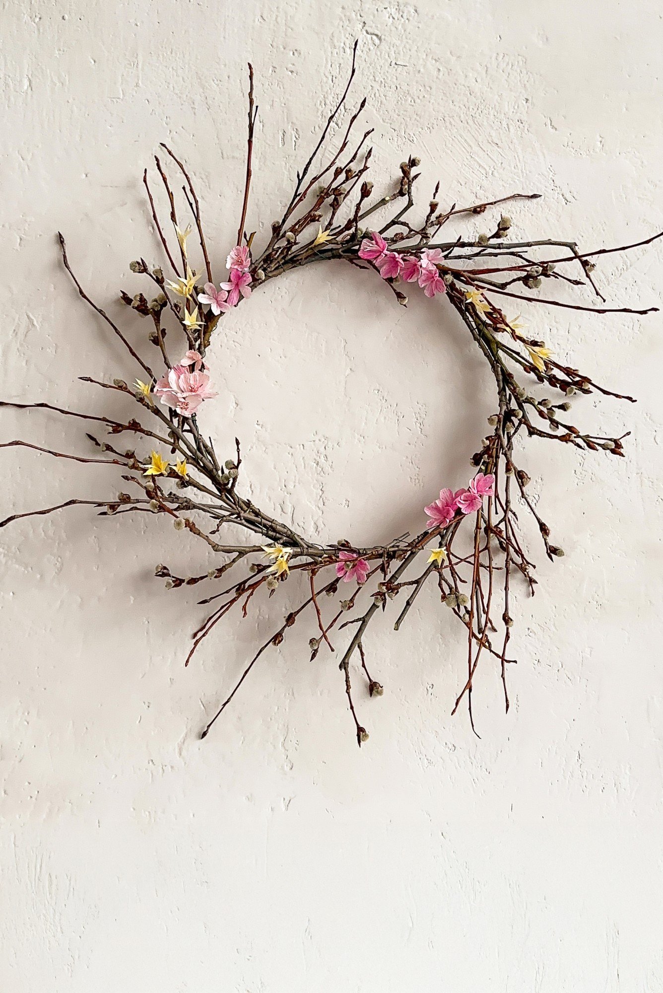 Pomladni venec s cvetovi iz krep papirja