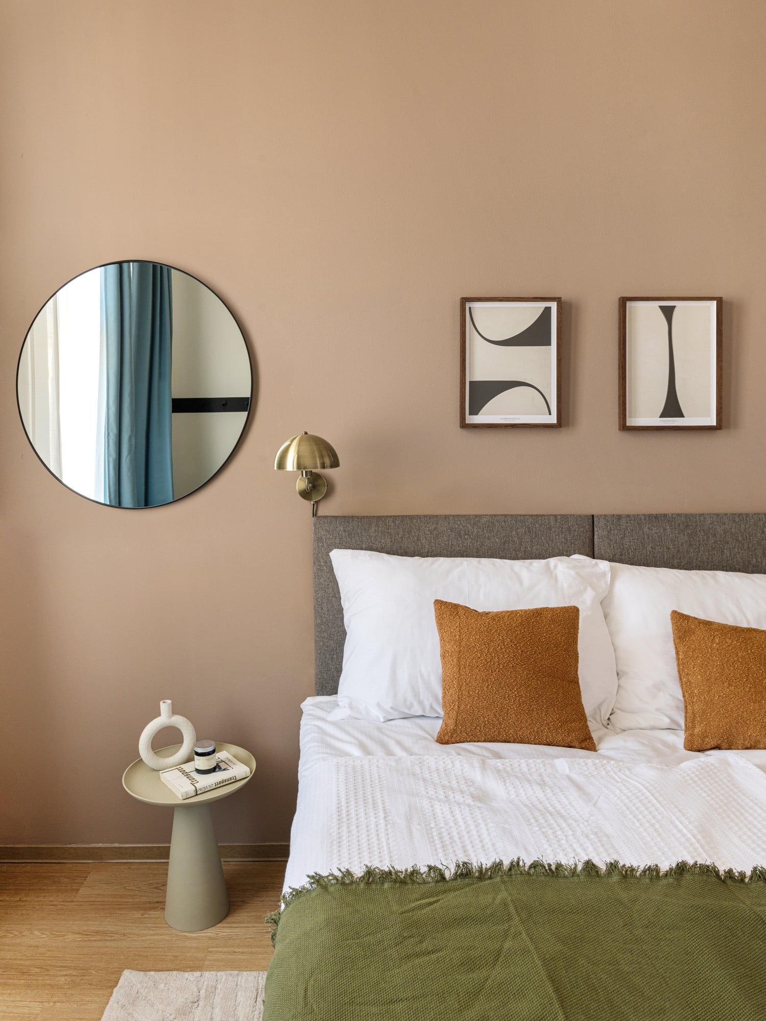 V moderni spalnici je pomembna vizualna umirjenost, ki jo lahko dosežete z izbiro pohištva s preprostimi linijami in brez nepotrebnega okrasja.