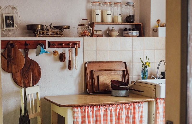 Kuhinja v koči v rustikalnem slogu