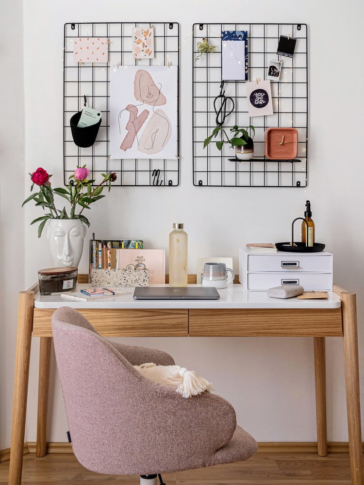 Navdih: Pisarna, Delo in študij