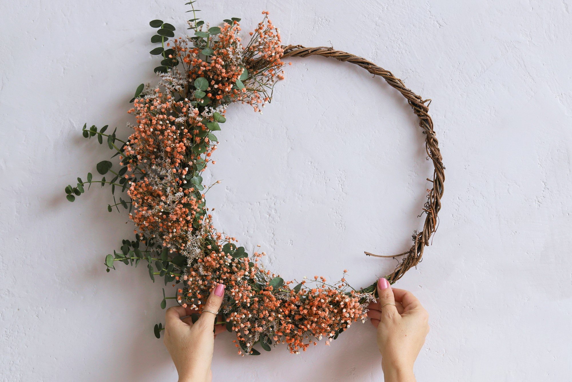 Venec za vrata iz sadrenke in evkaliptusa