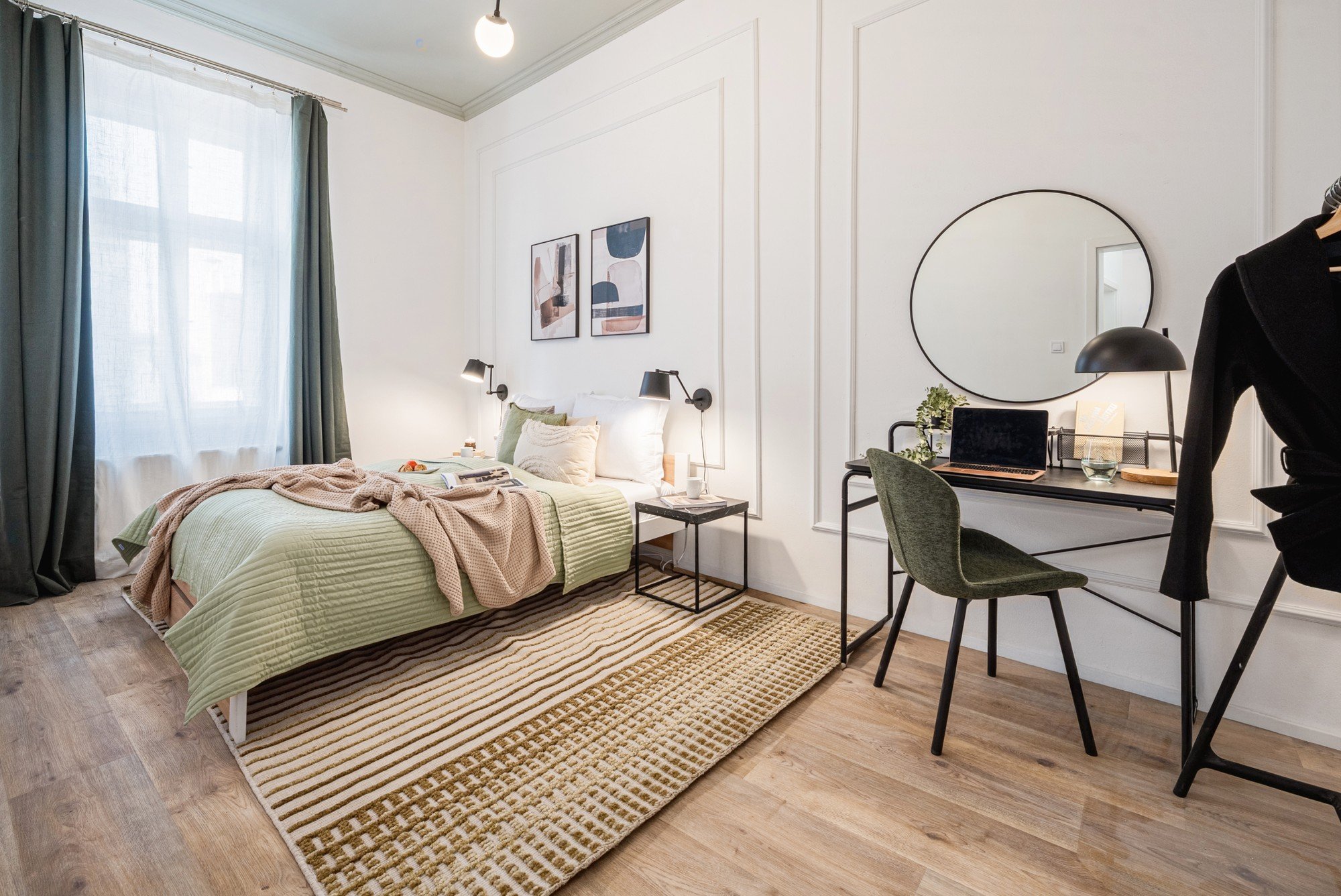 Izvedba: Projekt potrjuje, da lahko tudi spalnica z ožjo posteljo izraža zračnost in mir, hkrati pa ponuja popolnoma opremljen prostor za delo in sprostitev.