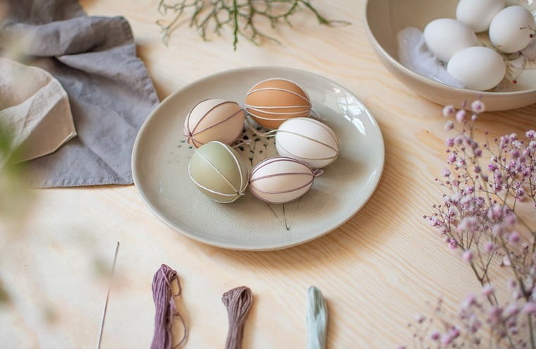 Kako preprosto okrasiti jajca? Z barvno bombažno prejo.