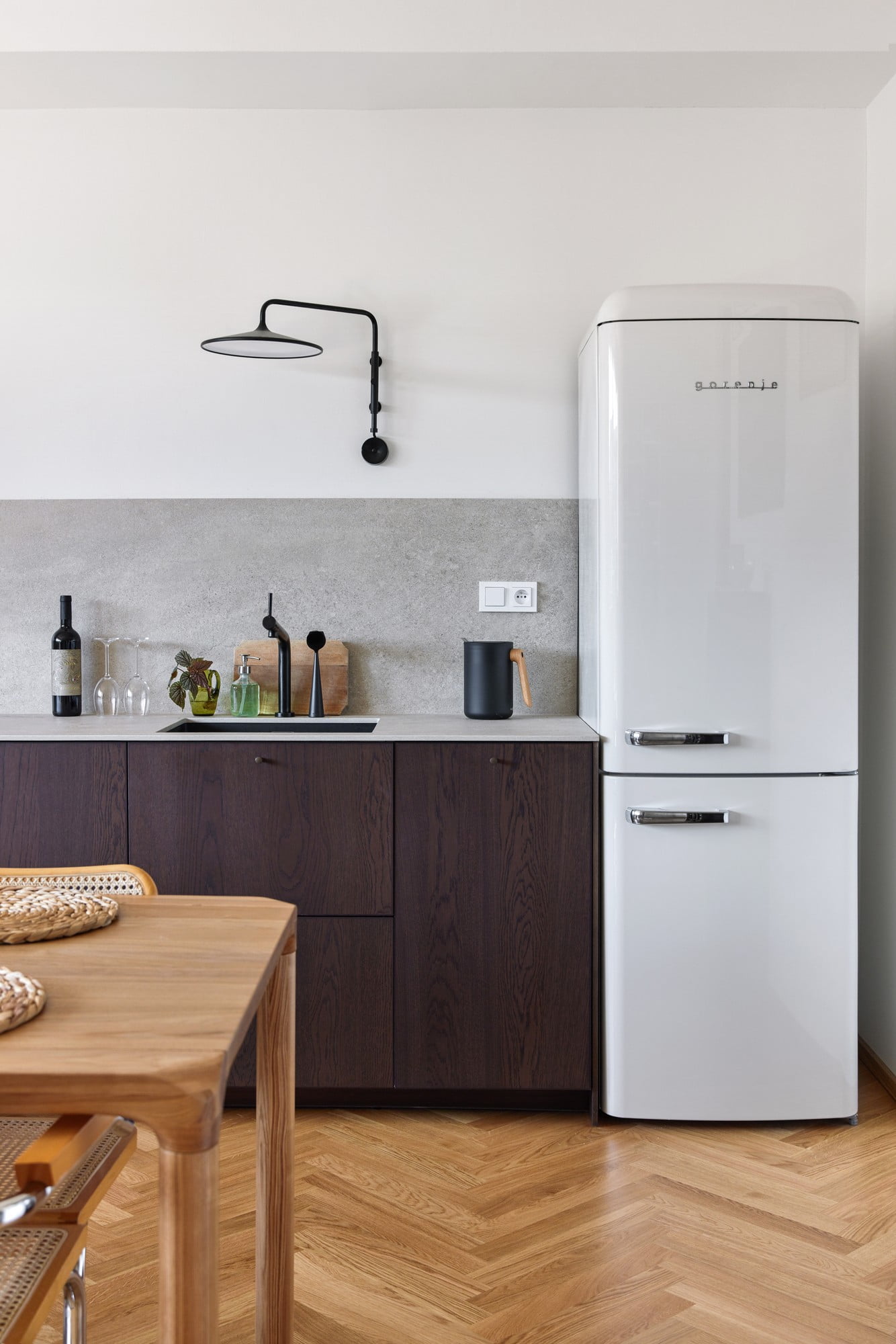 Retro hladilnik pritegne pozornost in izboljša celoten videz notranjosti.