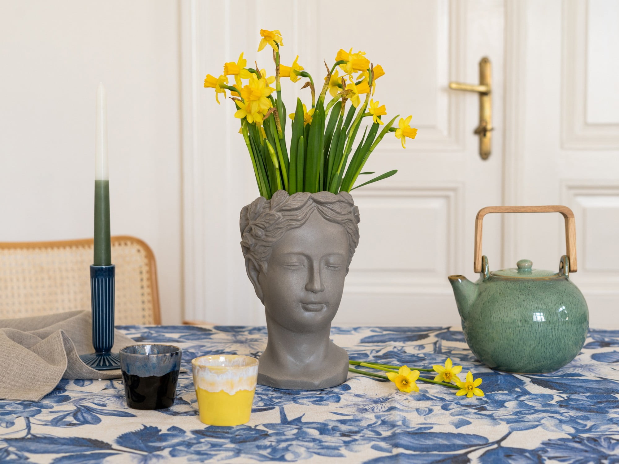 Cvetlični lonec Isabel bodo popestrili rumeni cvetovi narcis, pa tudi majhni tulipani ali šmarnice.