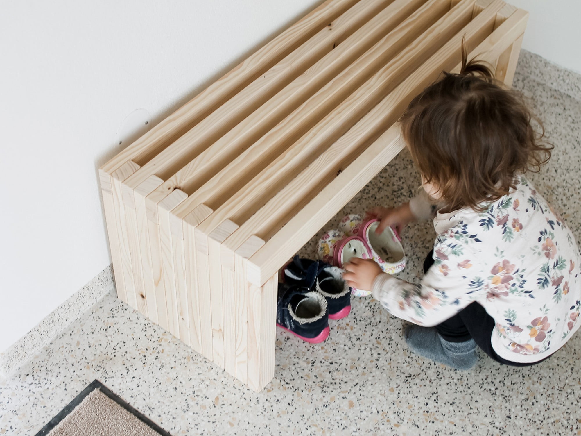 Ta lesena klop je po višini prilagojena otrokom, vendar lahko velikost preprosto prilagodite in dobite višino za odrasle.