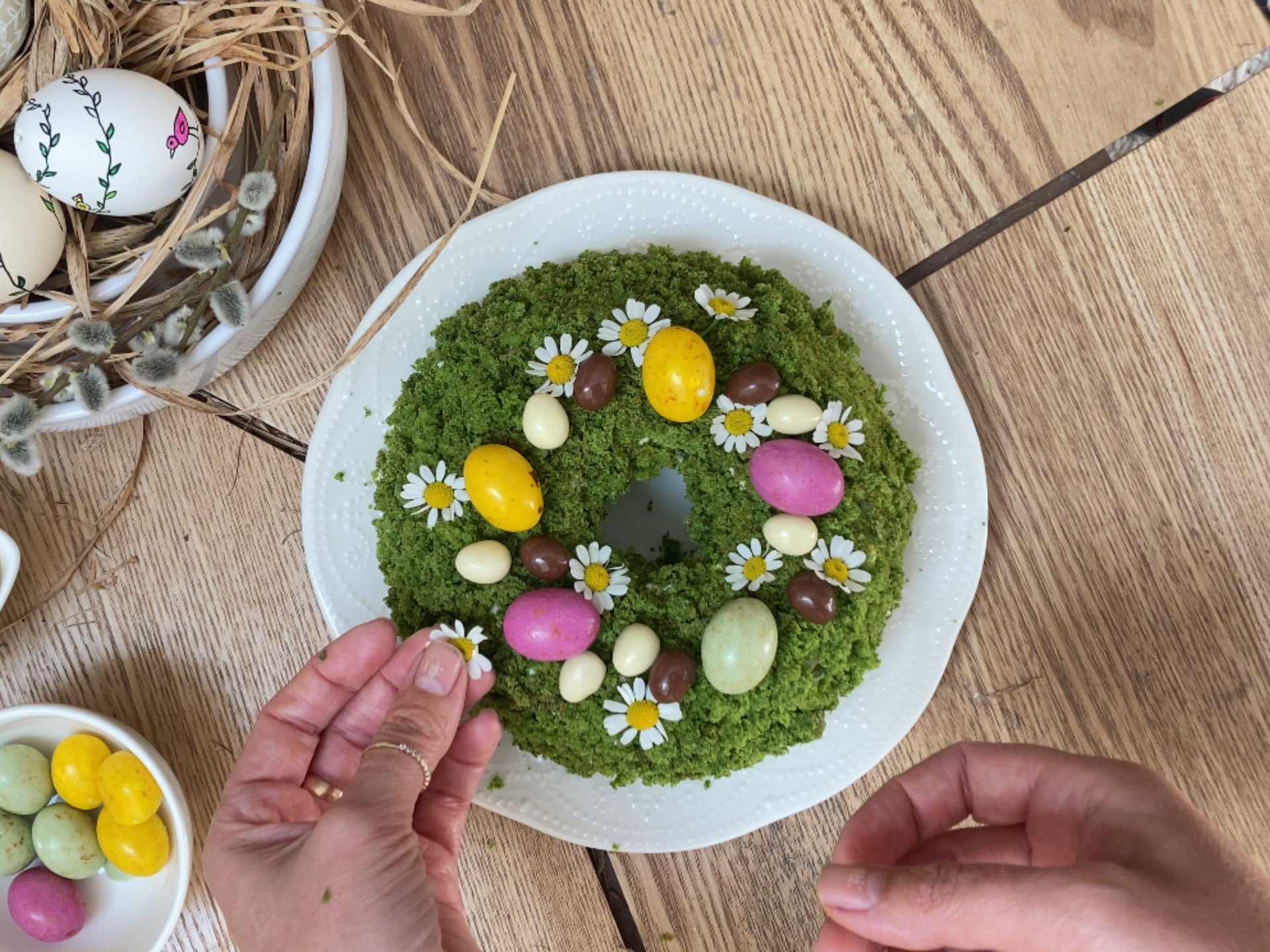 Ideja za spomladansko sladico: mahova torta, spečena v obliki venca