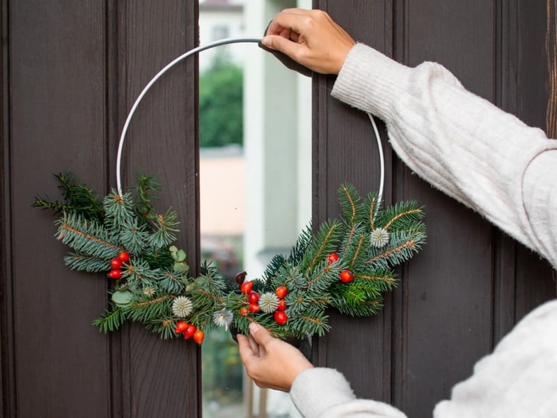 DIY: Božični venec za vrata, ki ga lahko naredi vsak