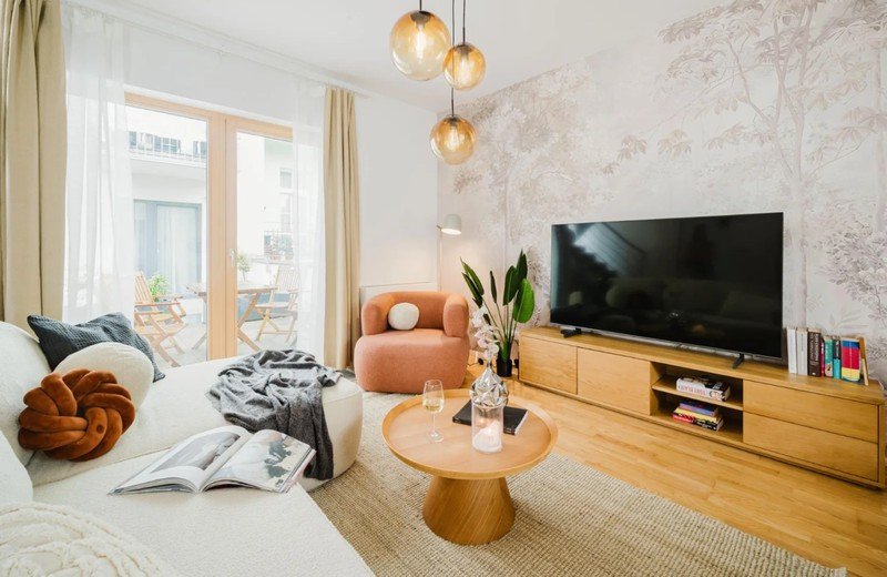 Mansardno stanovanje v minimalističnem japandi stilu