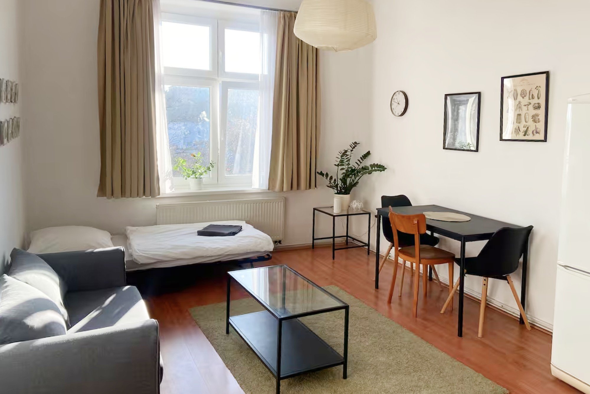 Dnevna soba je bila že prej prijetno svetla in zračna, z enostavno osnovo, ki pa je še potrebovala nekaj zaključnih detajlov.