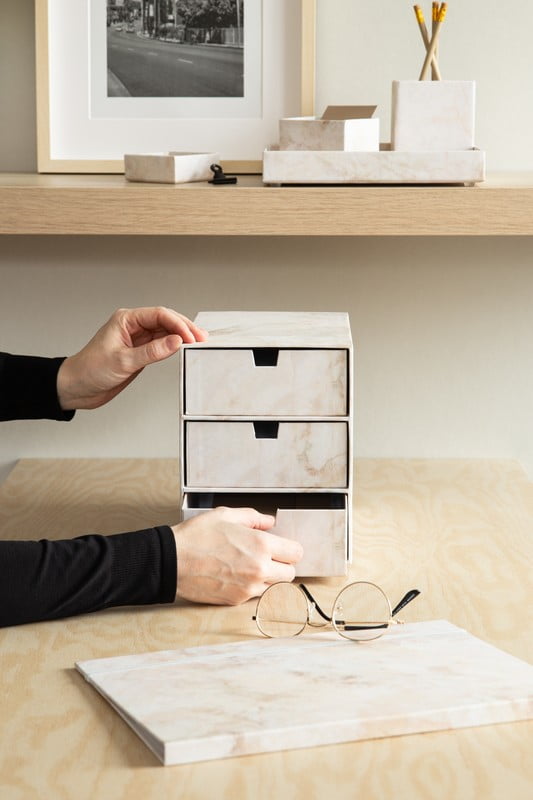 Navdih: Pisarna, Delo in študij