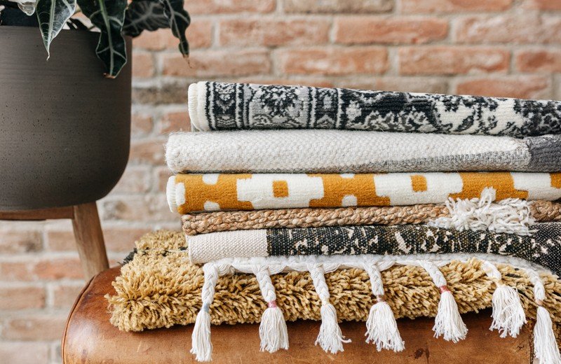 Vodnik za izbiro materiala in dolžine lasu preproge