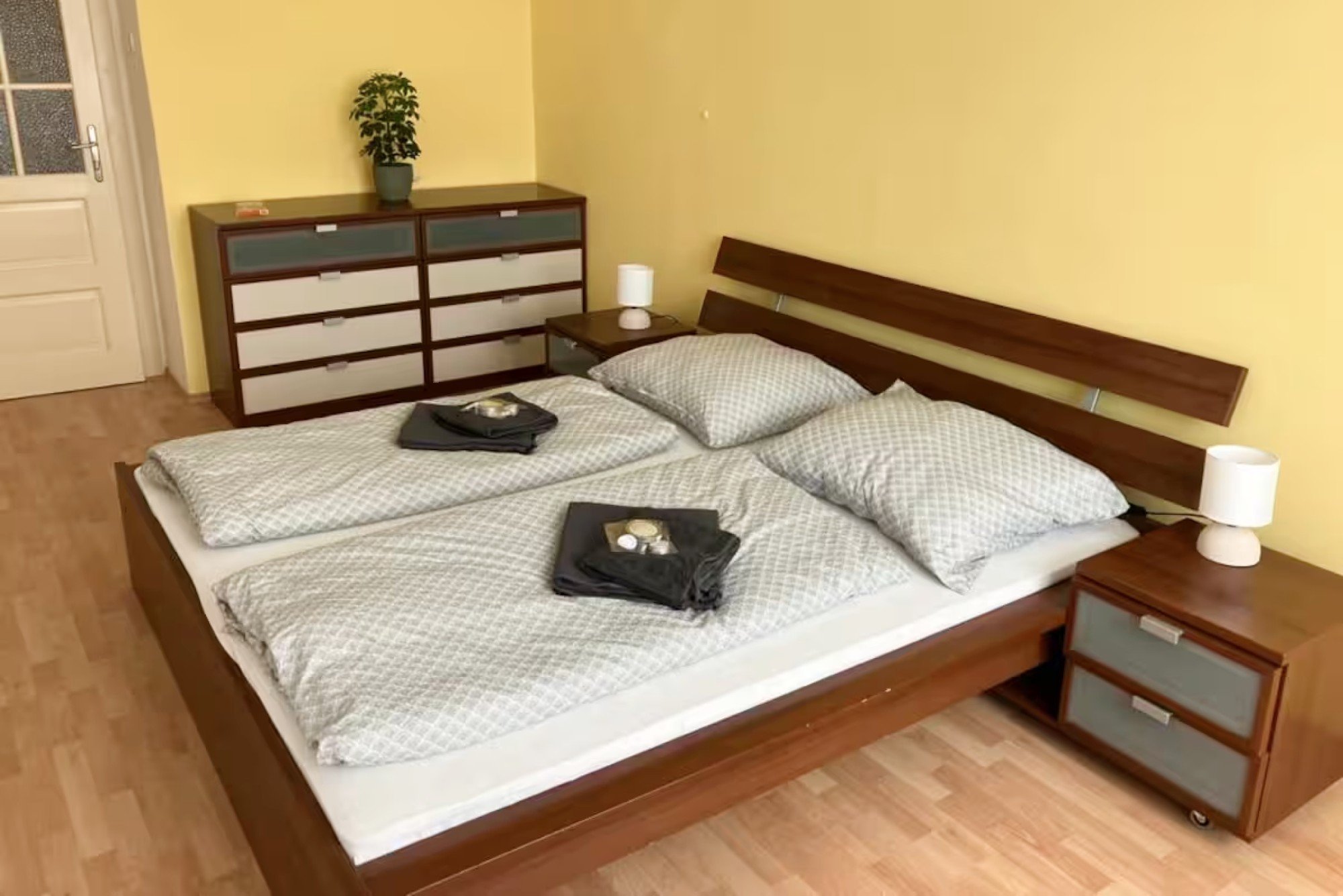 Spalnica je delovala precej nevtralna in funkcionalna, brez jasnega sloga, čustev in premišljene uporabe barv in atmosfere.