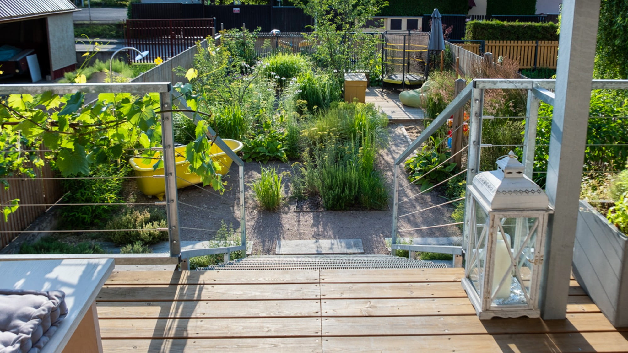 Navdih za majhen vrt pred vrstno hišo.