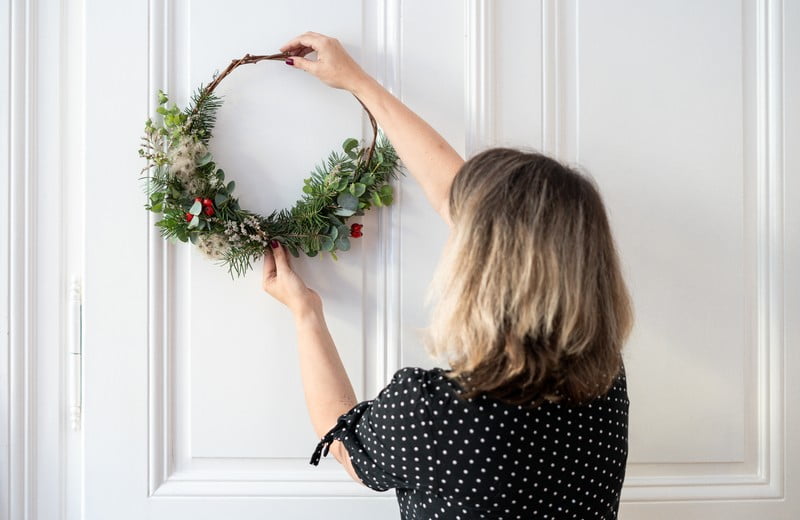 DIY: Čudovit božični venec za vrata iz naravnih materialov