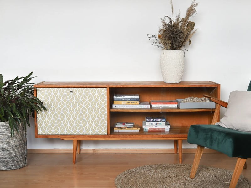 DIY: Preobrazba komode s pomočjo nalepk za pohištvo