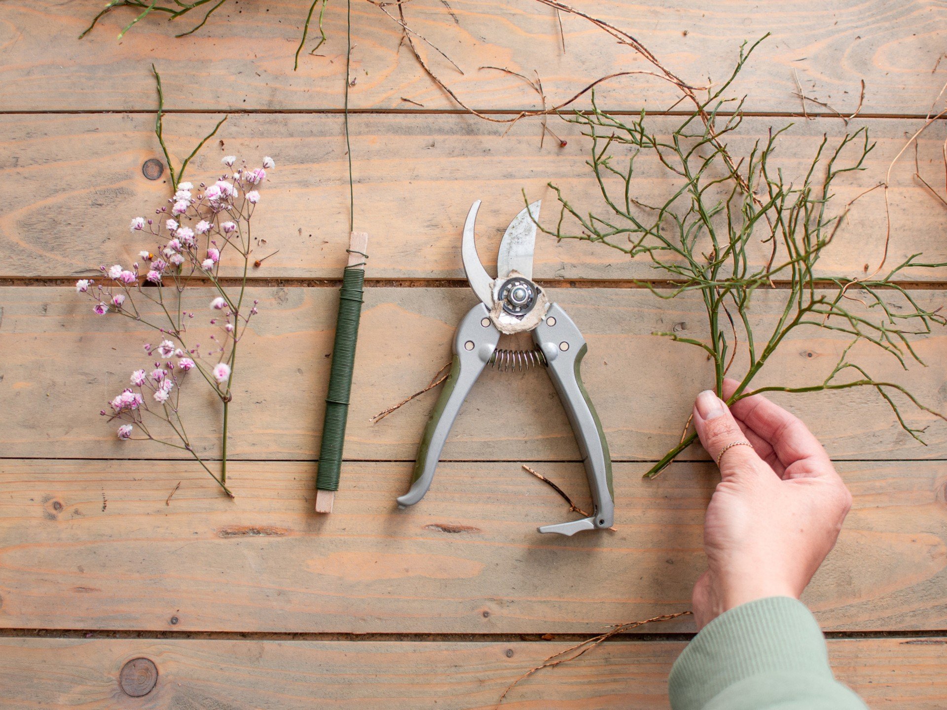 Za izdelavo pomladnega venca potrebujete le nekaj pripomočkov.