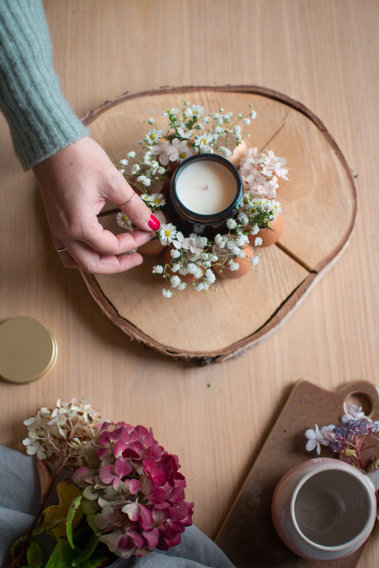Ta spomladanska namizna dekoracija iz jajčnih lupin spominja na majhen venec.