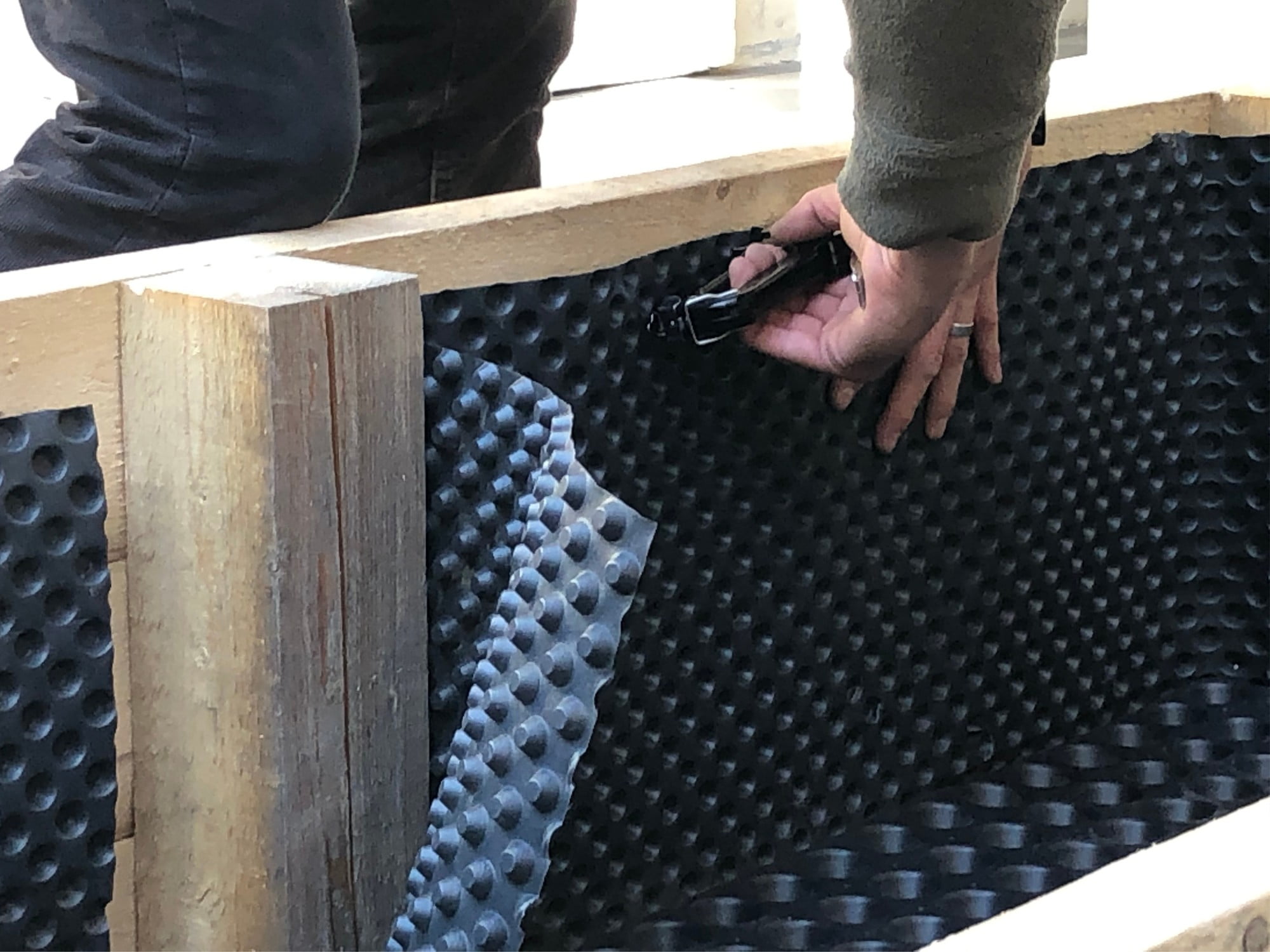 Varno jo pritrdite s spenjačem.