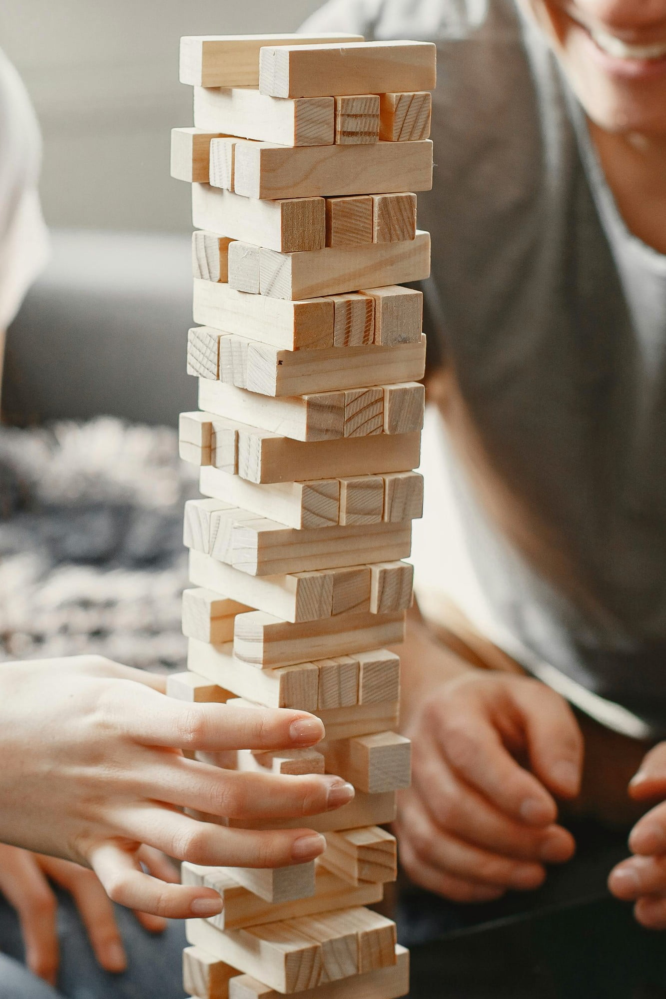 Med igro Jenga sodelavci vadijo komunikacijo.