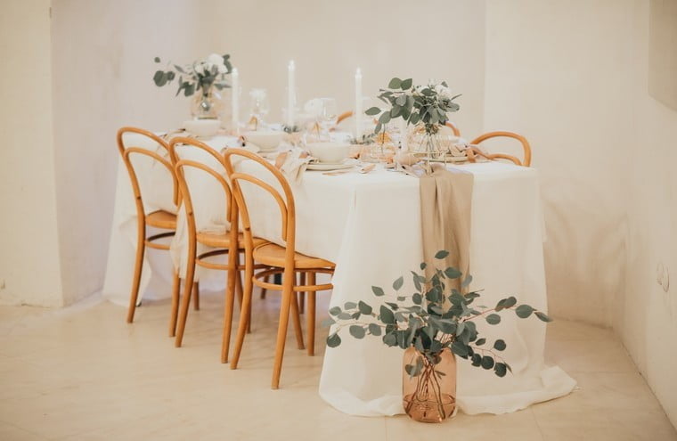 Romantična miza za majhne poroke