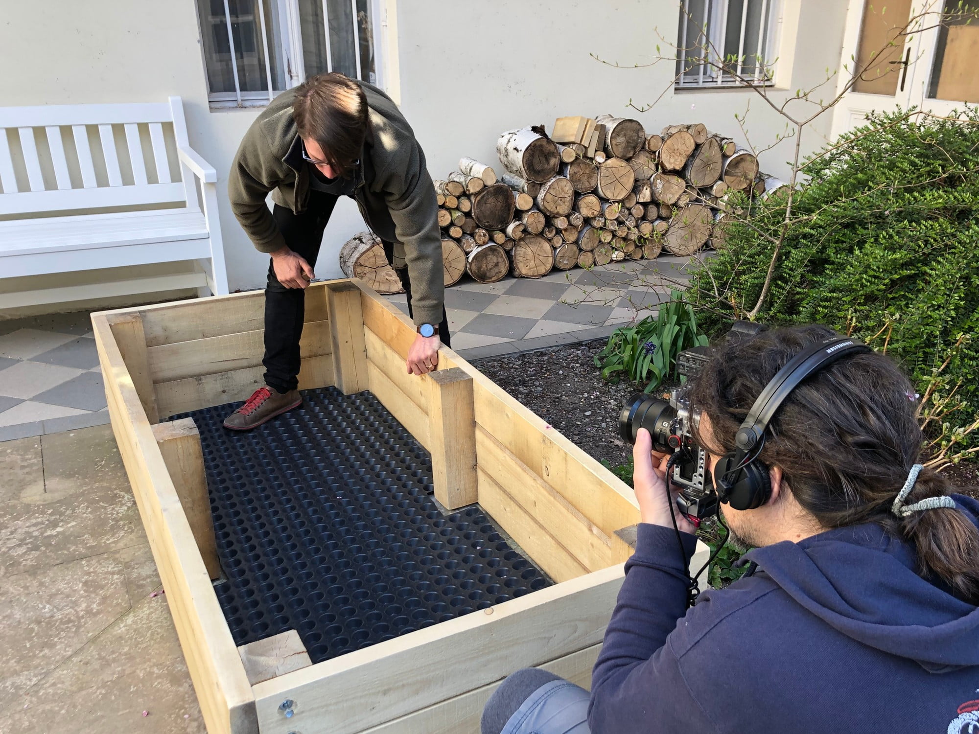 Sestavljeno dvignjeno gredo obložite s čepasto folijo.