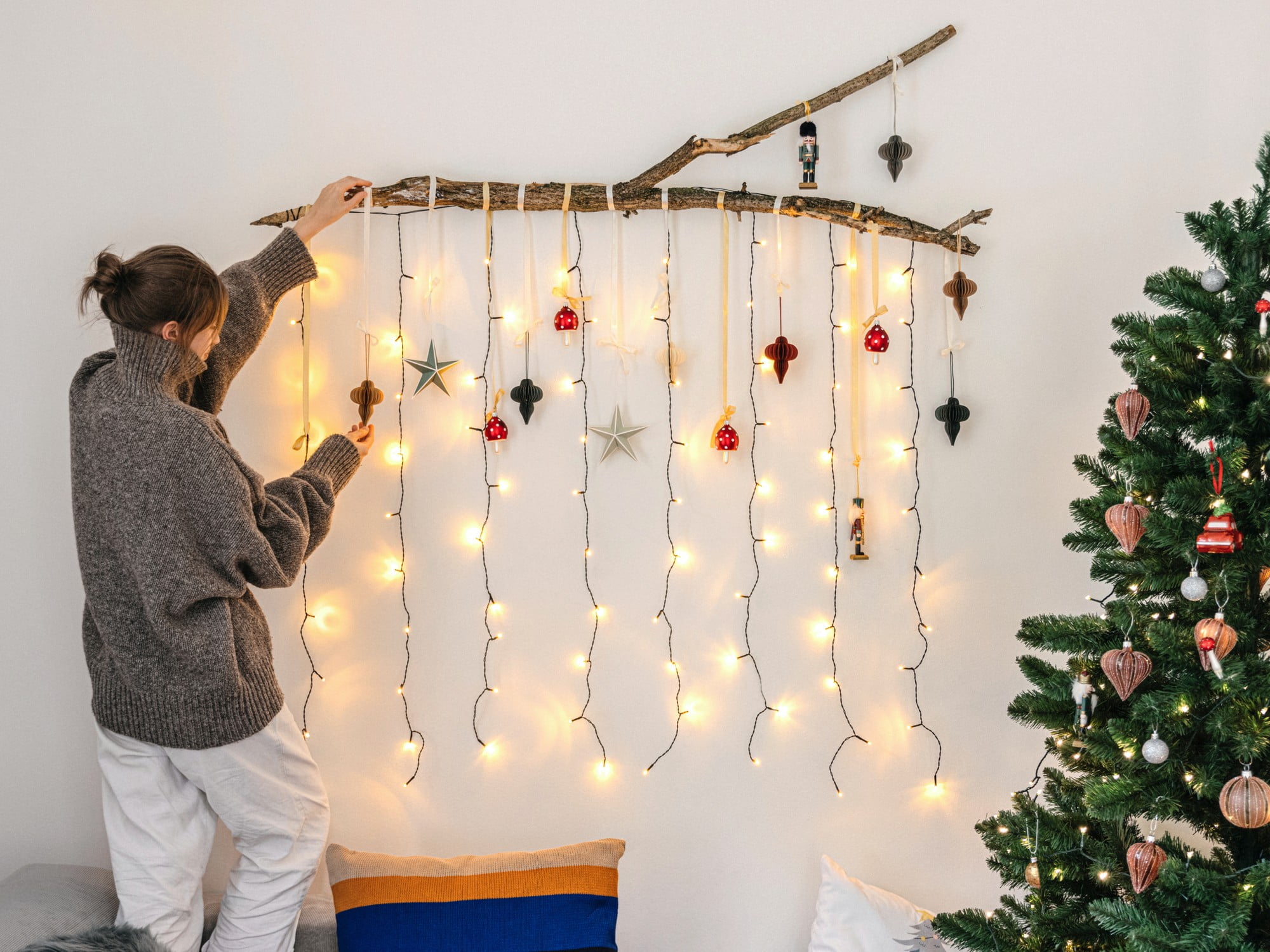 Vse, kar potrebujete za to božično dekoracijo, je veja, nekaj okraskov in svetlobne verige.