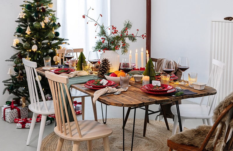 Kako pripraviti božično mizo v tradicionalnih barvah