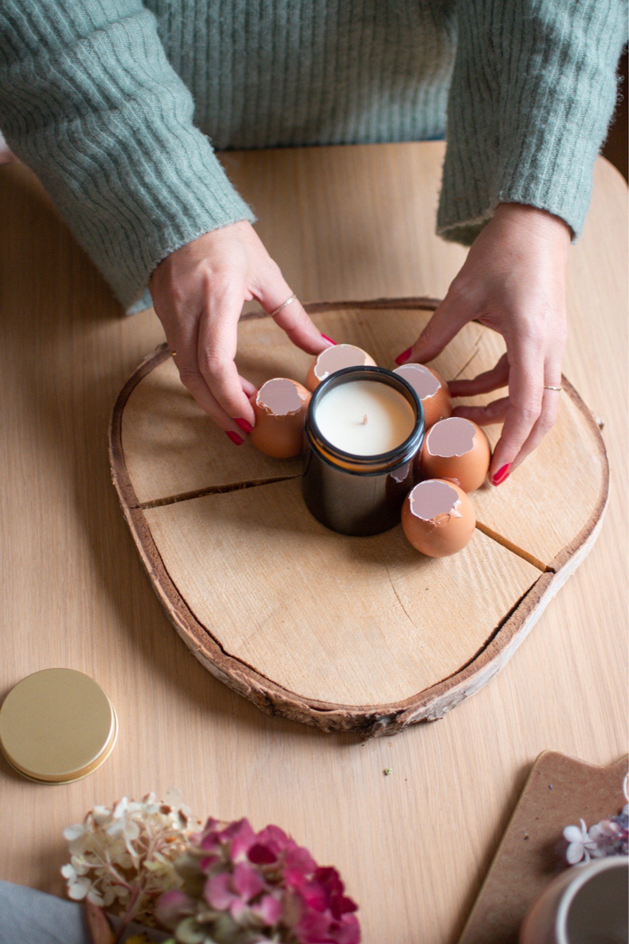 Za izdelavo dekoracije uporabite jajčne lupine in jih zlepite v krog.
