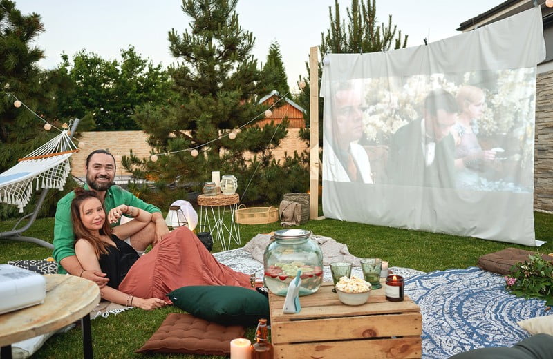 Poletni kino na vrtu Veronike Arichteve