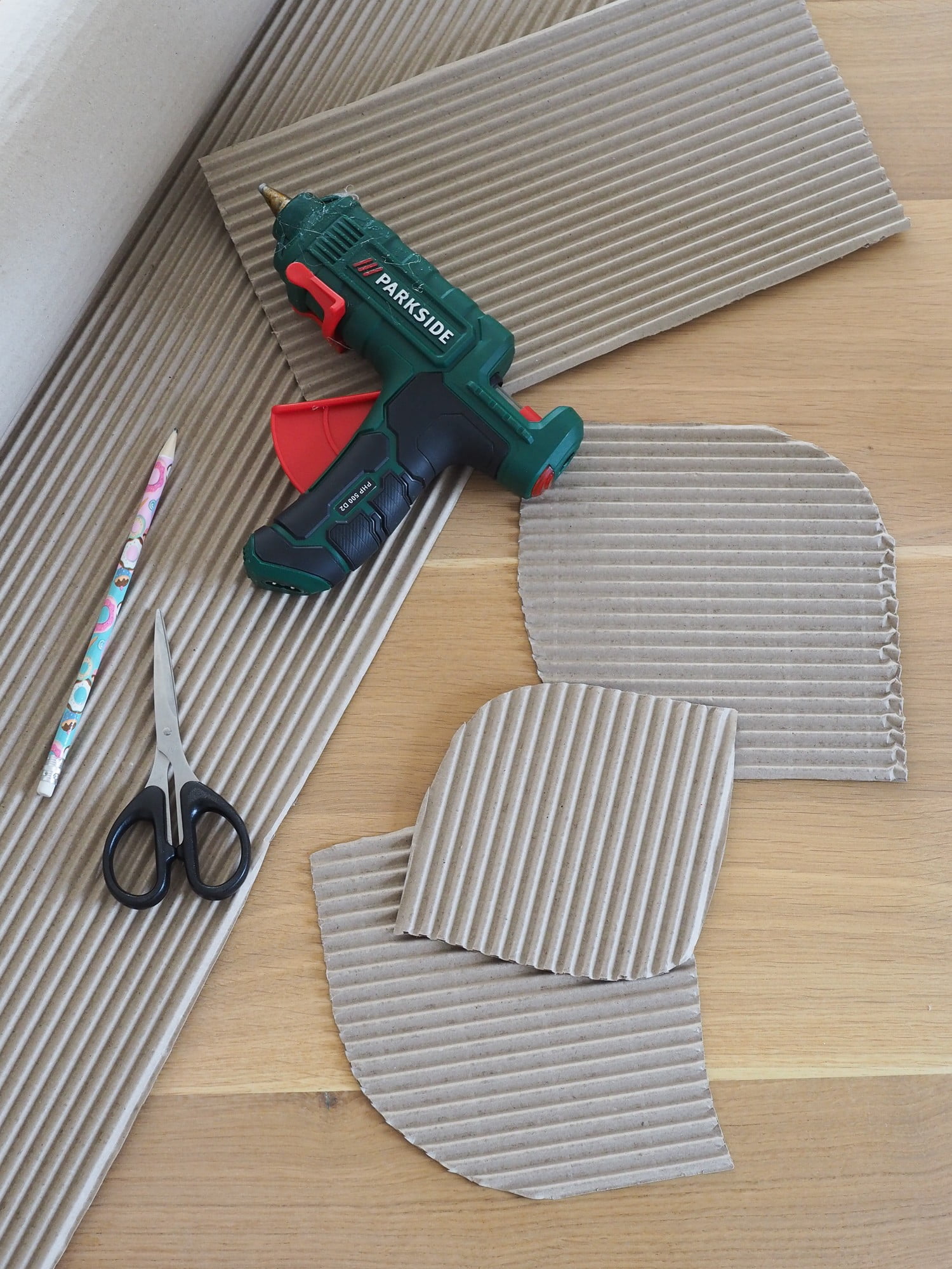 Potrebščine za izdelavo umetnine iz valovite lepenke.