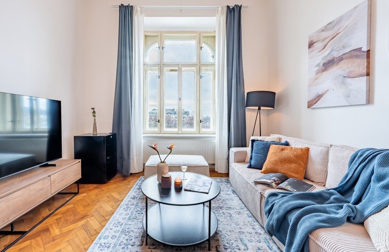 Prostorno stanovanje z visokimi stropi