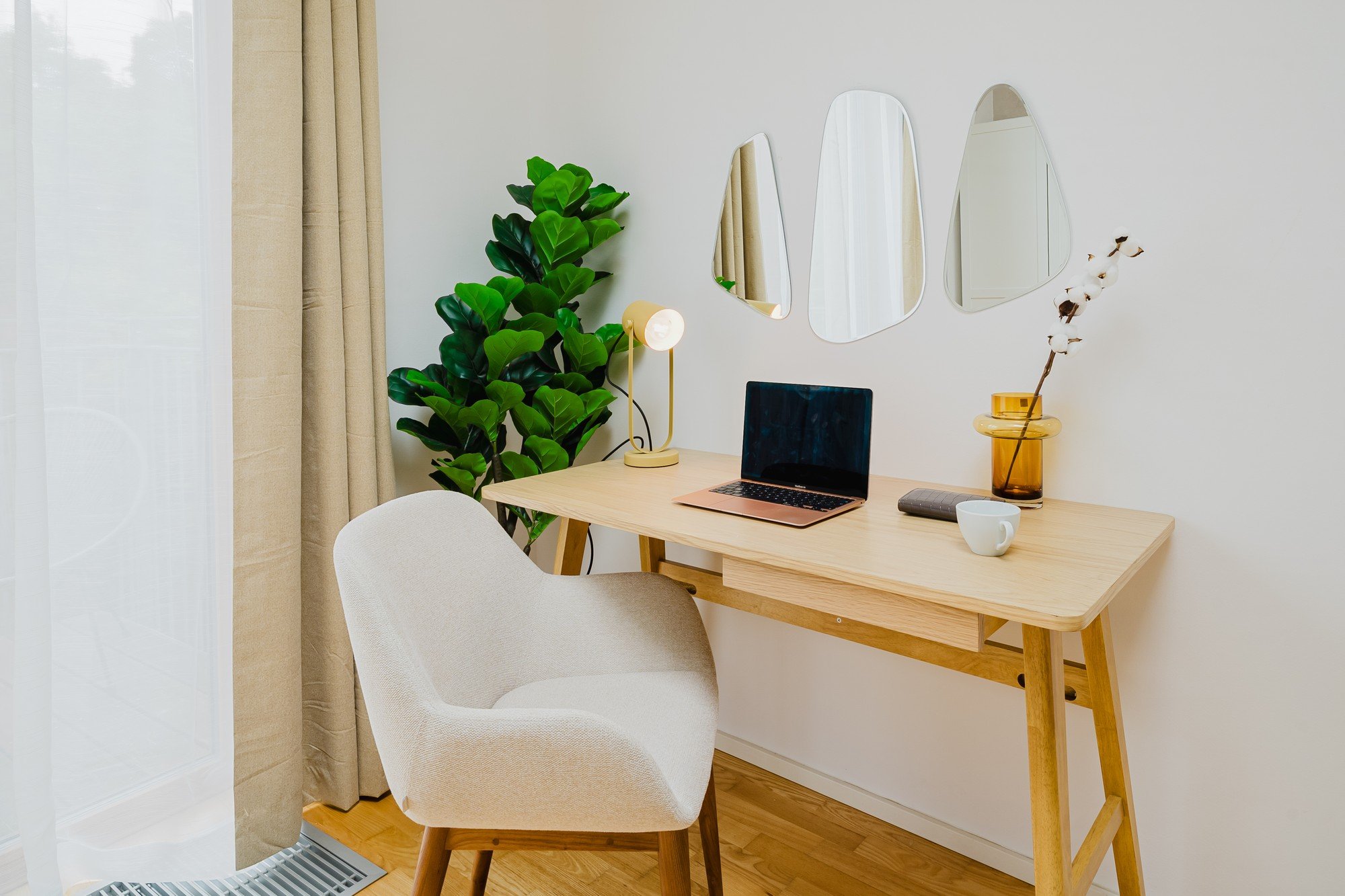 Večja spalnica ima celo prostor za delovni kotiček.