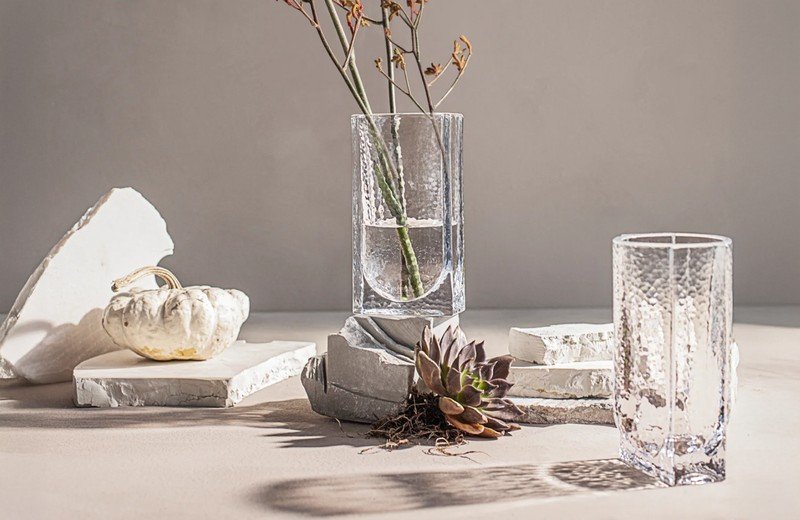 Bel zimski interier s steklenimi in srebrnimi detajli