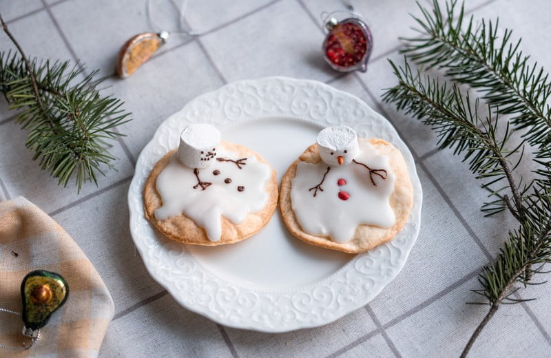 Hitri božični recept za otroke: Piškoti s snežakom