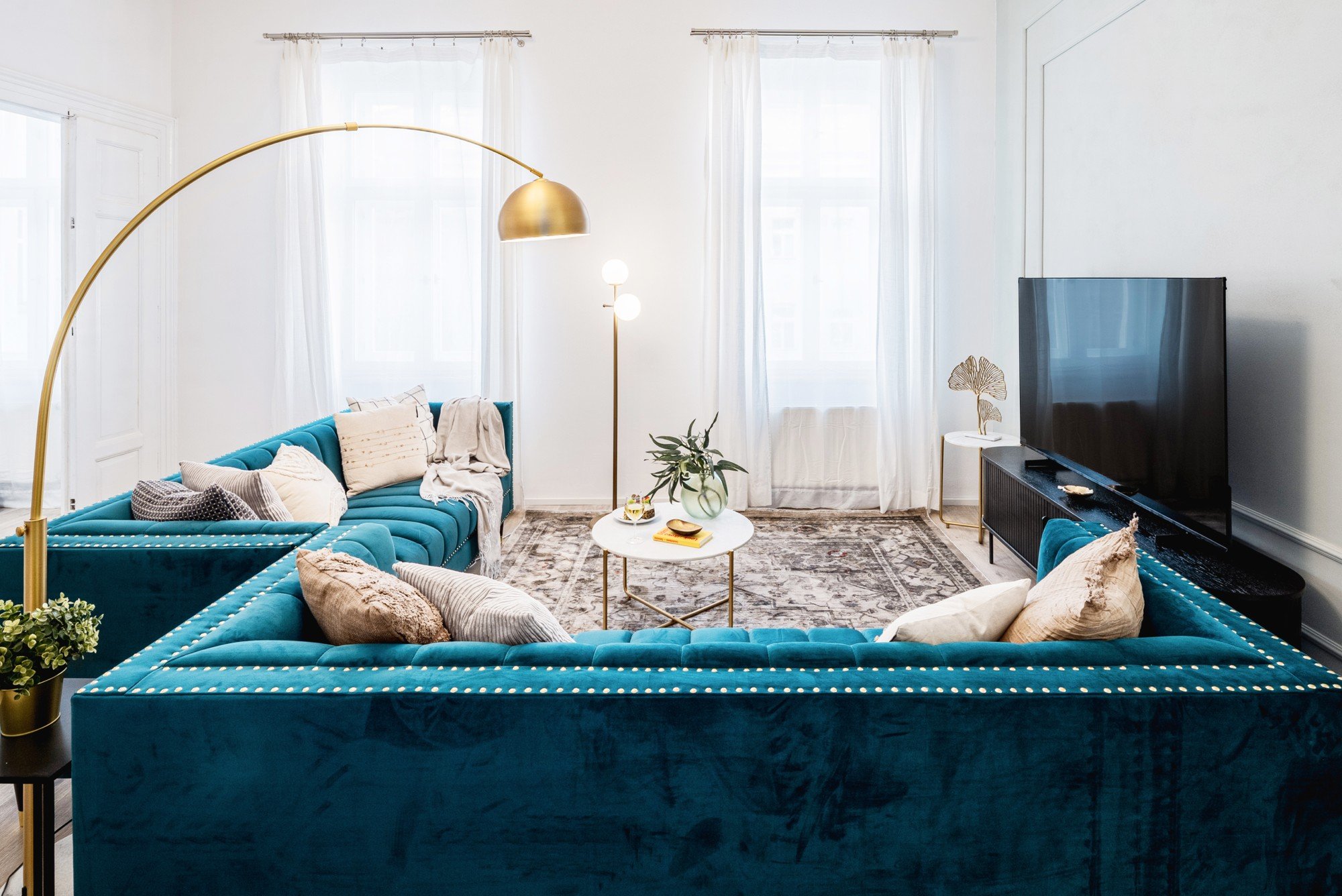 Izvedba: Zlati poudarki in skrbno izbrani dodatki dodajajo notranjosti subtilno noto glamurja, ne da bi delovala pretirano razkošno. Rezultat je dnevna soba, ki je impresivna, a tudi udobna in funkcionalna.